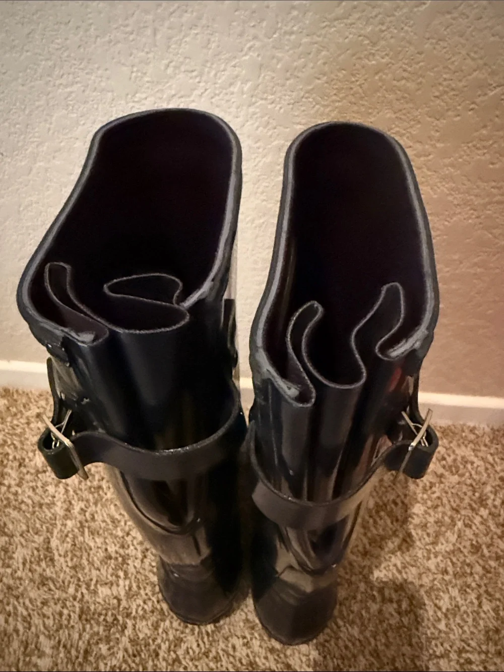Hunter Tall Gloss Rain Boots in Black